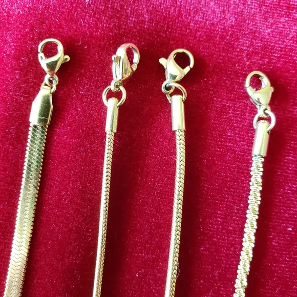 4 gold tone chain bracelets - Picture 4 of 6